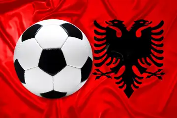 Schwarz-Weißer Lederfußball mit Fahne von Albanien, Fotomontage