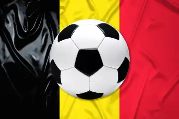 Schwarz-Weißer Lederfußball mit Fahne von Belgien, Fotomontage