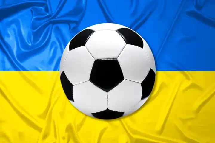 Schwarz-Weißer Lederfußball mit Fahne von der Ukraine, Fotomontage