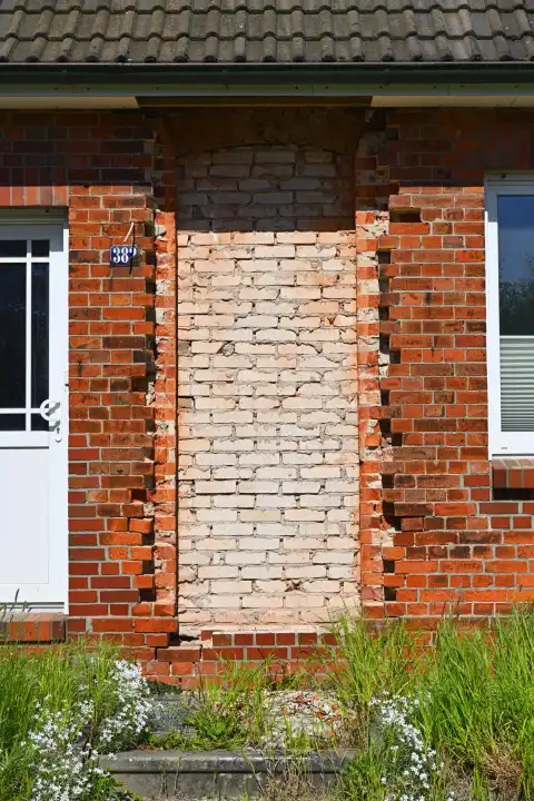 Zugemauerte Haustür eines Hauses