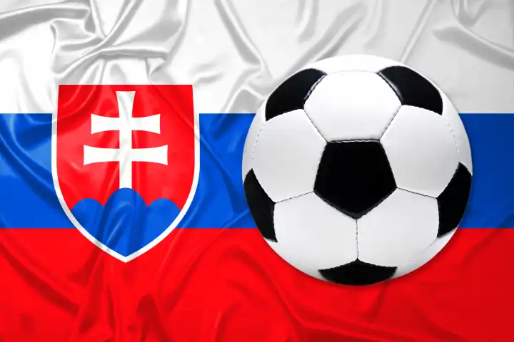 Schwarz-Weißer Lederfußball mit Fahne von der Slowakei, Fotomontage