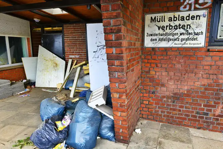 Illegale Müllentsorgung in Bergedorf, Hamburg, Deutschland