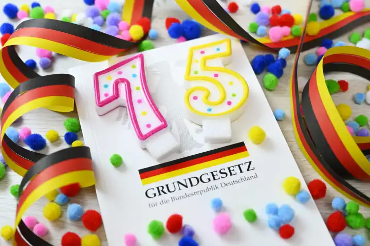 Deutsches Grundgesetz mit der Zahl 75 und Girlanden, Symbolfoto 75 Jahre Grundgesetz