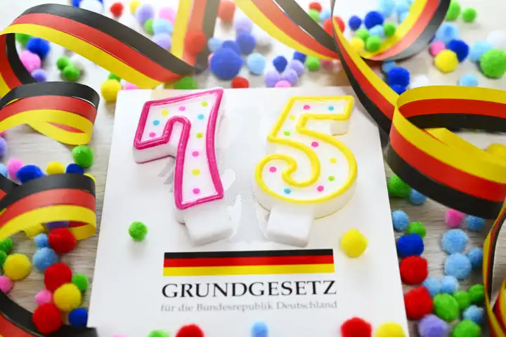 Deutsches Grundgesetz mit der Zahl 75 und Girlanden, Symbolfoto 75 Jahre Grundgesetz