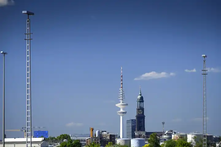 Blick vom Kleinen Grasbrook in Richtung Innenstadt in Hamburg, Deutschland, Europa