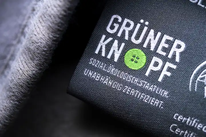 Grüner Knopf, staatliches Siegel zur Kennzeichnung von nachhaltigen Textilien, Etikett an einer Textilie