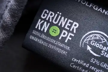 Grüner Knopf, staatliches Siegel zur Kennzeichnung von nachhaltigen Textilien, Etikett an einer Textilie