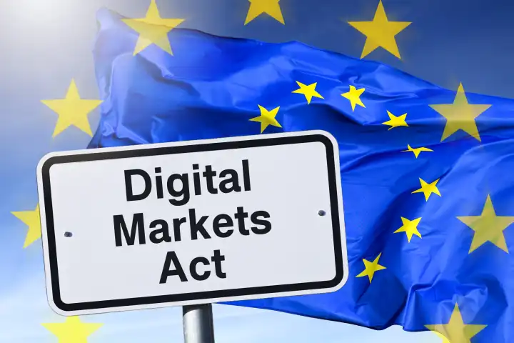 Schild mit Aufschrift Digital Markets Act vor EU-Fahne, Fotomontage