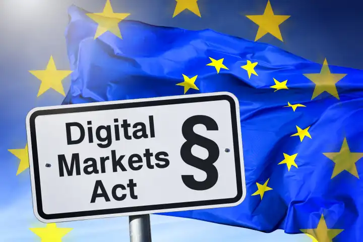 Schild mit Aufschrift Digital Markets Act und Paragrafenzeichen vor EU-Fahne, Fotomontage
