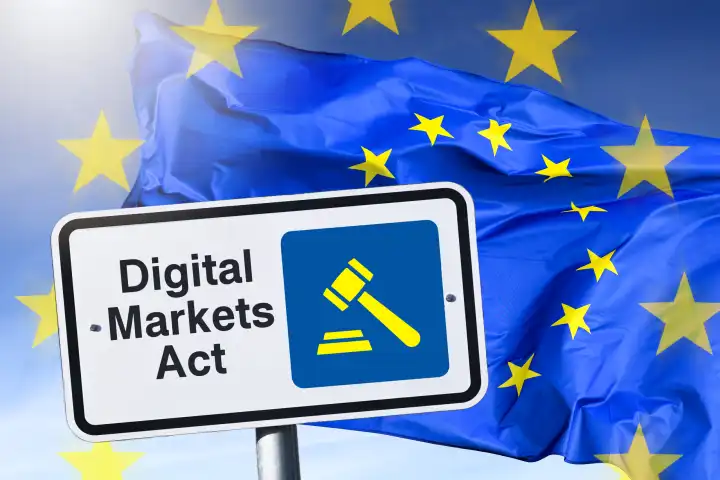 Schild mit Aufschrift Digital Markets Act vor EU-Fahne, Fotomontage