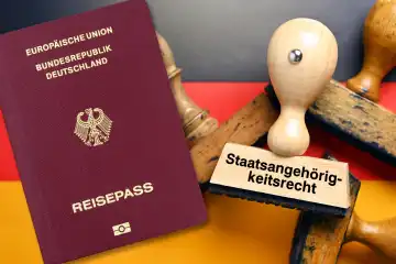Stempel mit Aufschrift Staatsangehörigkeitsrecht auf deutscher Fahne und deutscher Pass, Gesetz zur Modernisierung des Staatsangehörigkeitsrechts, Fotomontage
