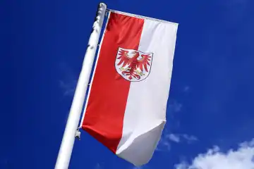 Wehende Fahne des deutschen Bundeslandes Brandenburg