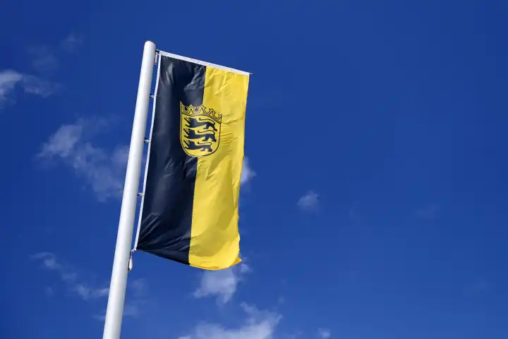 Wehende Fahne des deutschen Bundeslandes Baden-Württemberg