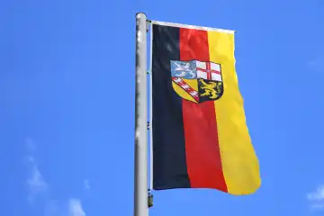 Wehende Fahne des deutschen Bundeslandes Saarland
