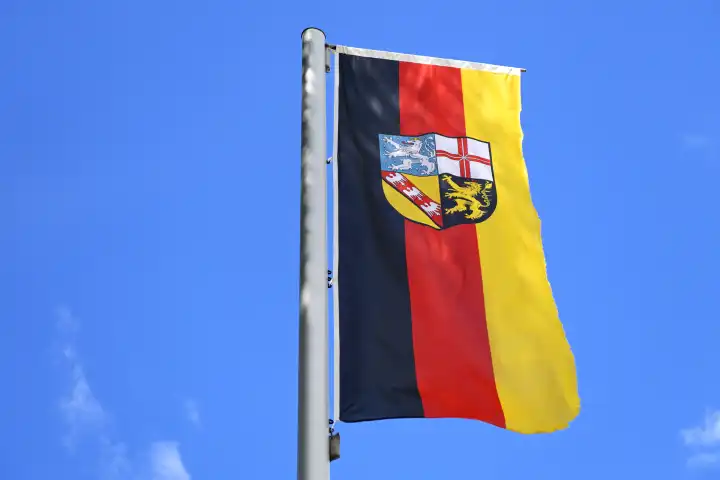 Wehende Fahne des deutschen Bundeslandes Saarland