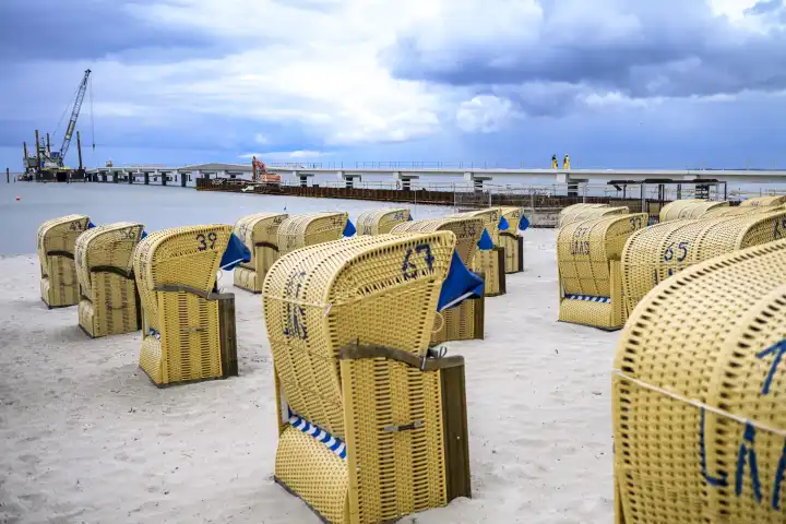 Ostseestrand mit leeren Strandkörben bei schlechtem Wetter in Scharbeutz, Schleswig-Holstein, Deutschland