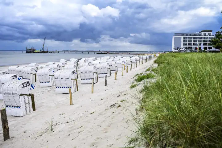 Ostseestrand mit leeren Strandkörben bei schlechtem Wetter in Scharbeutz, Schleswig-Holstein, Deutschland