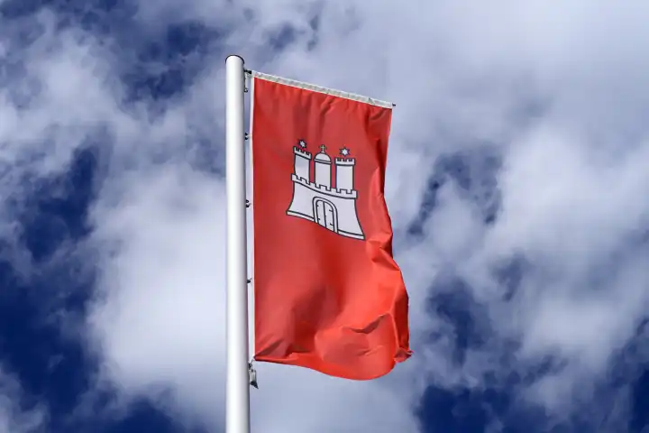 Wehende Fahne des deutschen Bundeslandes Hamburg