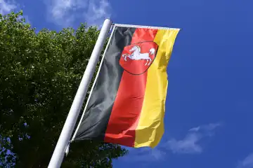 Wehende Fahne des deutschen Bundeslandes Niedersachsen