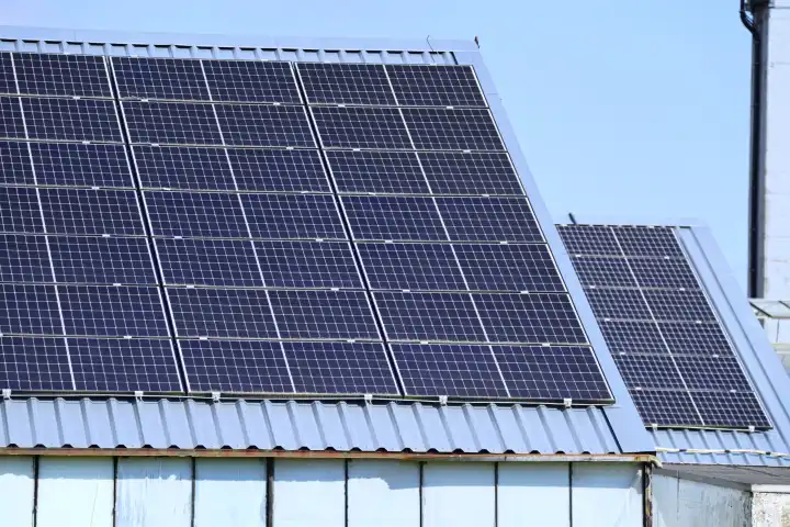 Solaranlagen auf den Dächern von Treibhäusern in Hamburg, Deutschland