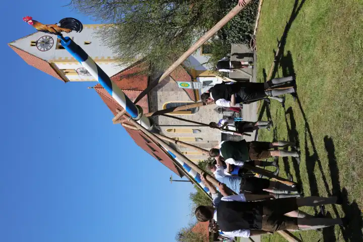 to mount the maypole