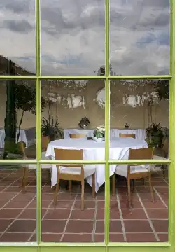 Blick durch ein Fenster zum Tisch im Restaurant