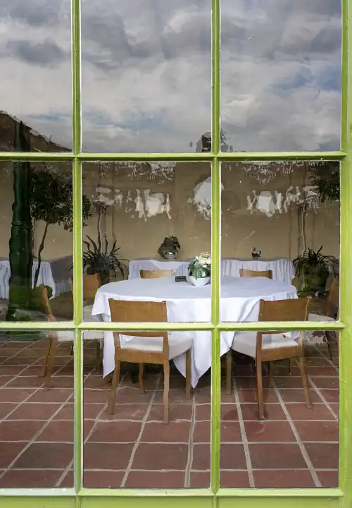 Blick durch ein Fenster zum Tisch im Restaurant