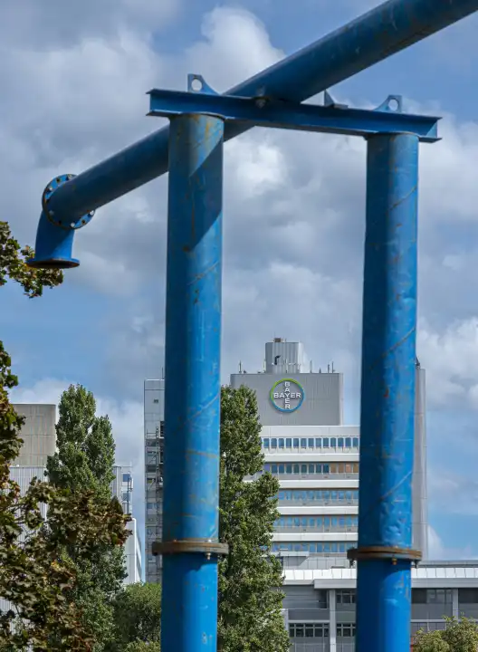 blaue Rohrleitung an einer Baustelle, Berlin, Deutschland