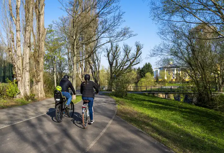 Radfahrer und Fußgänger im Märkischen Viertel in Berlin-Reinickendorf, Berlin, Deutschland