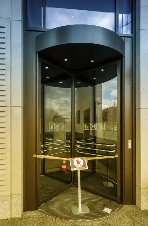 defekte Drehtür am Eingang zu einem Bürokomplex, Berlin, Deutschland