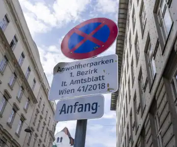 Verkehrszeichen mit Zusatzschild, Wien, Österreich