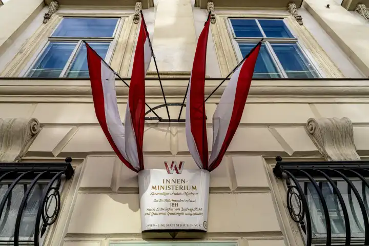 Tourismusinformationen mit Nationalflaggen an bedeutenden Sehenswürdigkeiten, Wien, Österreich