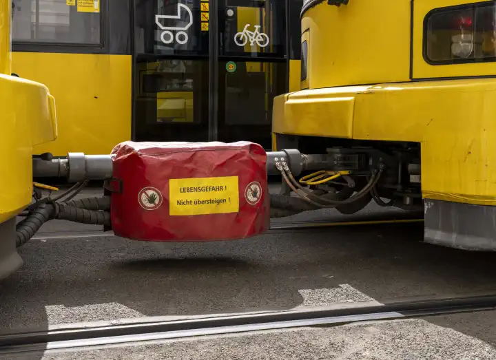 mit Schutzplane abgedeckte Kupplung an einer Tram, Berlin, Deutschland