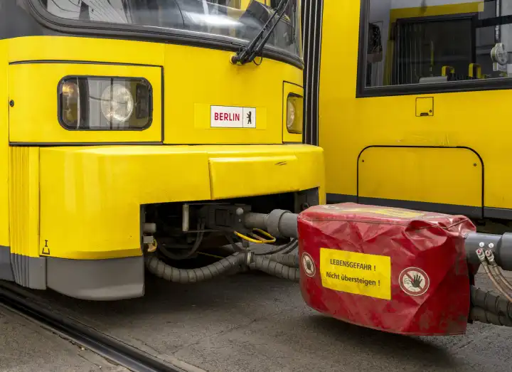 mit Schutzplane abgedeckte Kupplung an einer Tram, Berlin, Deutschland