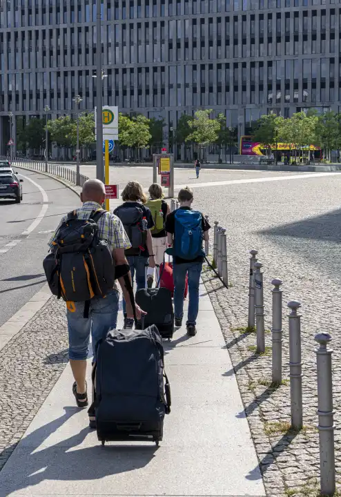 Berlin Touristen mit Koffer und Trolli, Berlin, Deutschland
