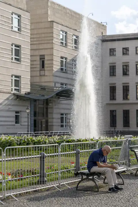 Springbrunnen vor der amerikanischen Botschaft am Brandenburger Tor, Berlin, Deutschland