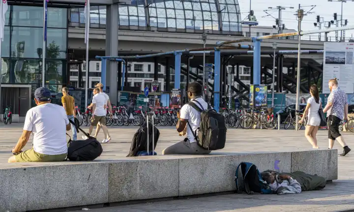 Reisende vor dem  Hauptbahnhof , Berlin, Deutschland