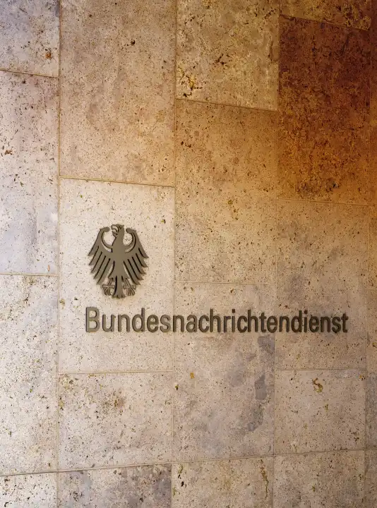 Bundesadler mit Schriftzug am Haupteingang zum Bundesnachrichtendienst BND, Chausseestraße, Berlin, Deutschland