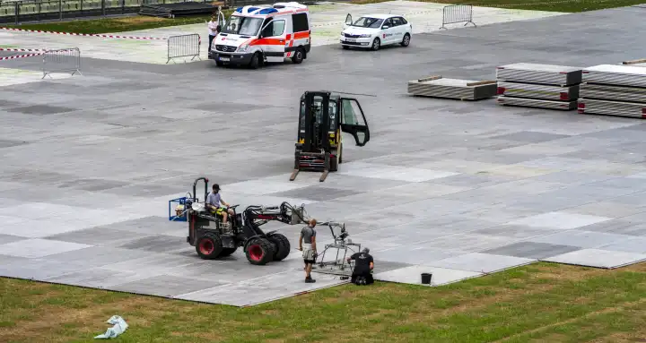 Bauarbeiten auf dem Rasen des ehemaligen Olympiastadon, Event Vorbereitungen, München, Bayern, Deutschland
