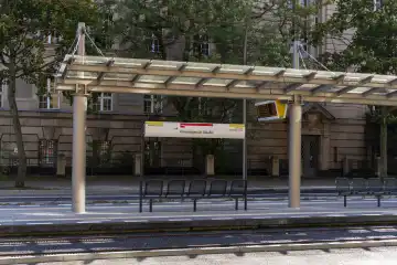 die Neue Straßenbahntrasse in der Turmstraße, Haltestelle am Kriminalgericht Moabit, Berlin-Mitte, Berlin, Deutschland