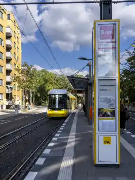 die Neue Straßenbahntrasse in der Turmstraße, Haltestelle am Kriminalgericht Moabit, Berlin-Mitte, Berlin, Deutschland