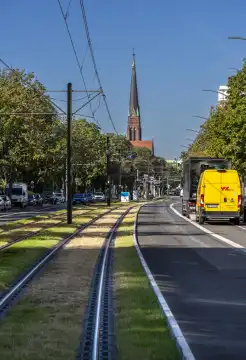 Rollrasen im Gleisbett der Straßenbahn, neue Trasse in der Turmstraße in Moabit, Berlin, Deutschland