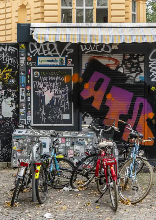 Straßenmüll mit alten Fahrrädern, Berlin-Mitte, Deutschland