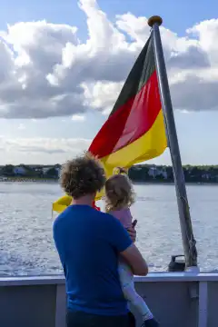 Deutschlandfahne vor blauem Himmel, Insel Rügen, Deutschland