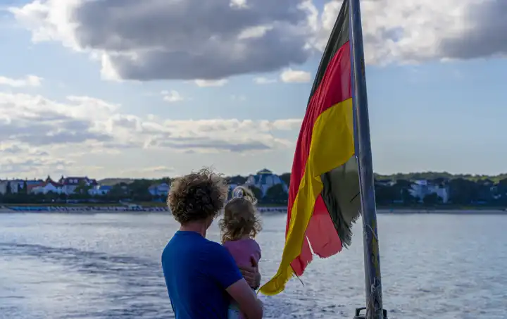 Deutschlandfahne vor blauem Himmel, Insel Rügen, Deutschland