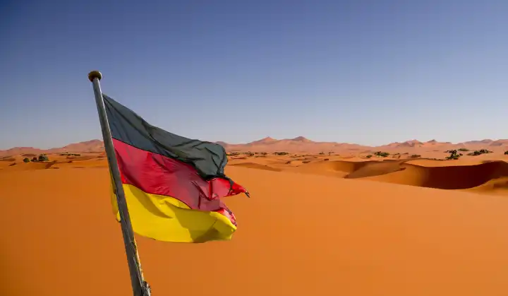 Deutschlandfahne in der Sahara, KI generiert