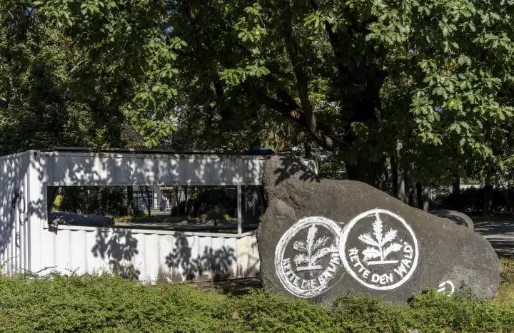 Felsgestein mit Umweltsymbolik, Tiergarten, Alt-Moabit, Berlin, Deutschland