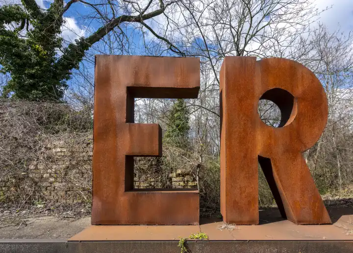 rostige Buchstaben an einem Kunstwerk im Gleisdreieck Park, Berlin, Deutschland
