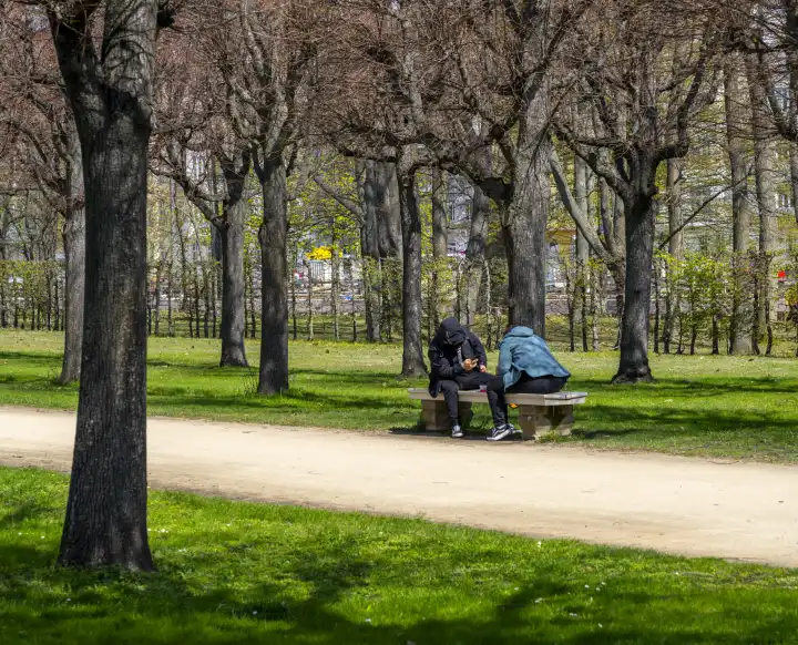 Jugendliche im Park, Handy, Berlin, Deutschland