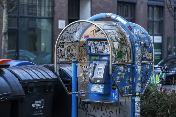 Müllcontainer am Straßenrand, Berlin, Deutschland